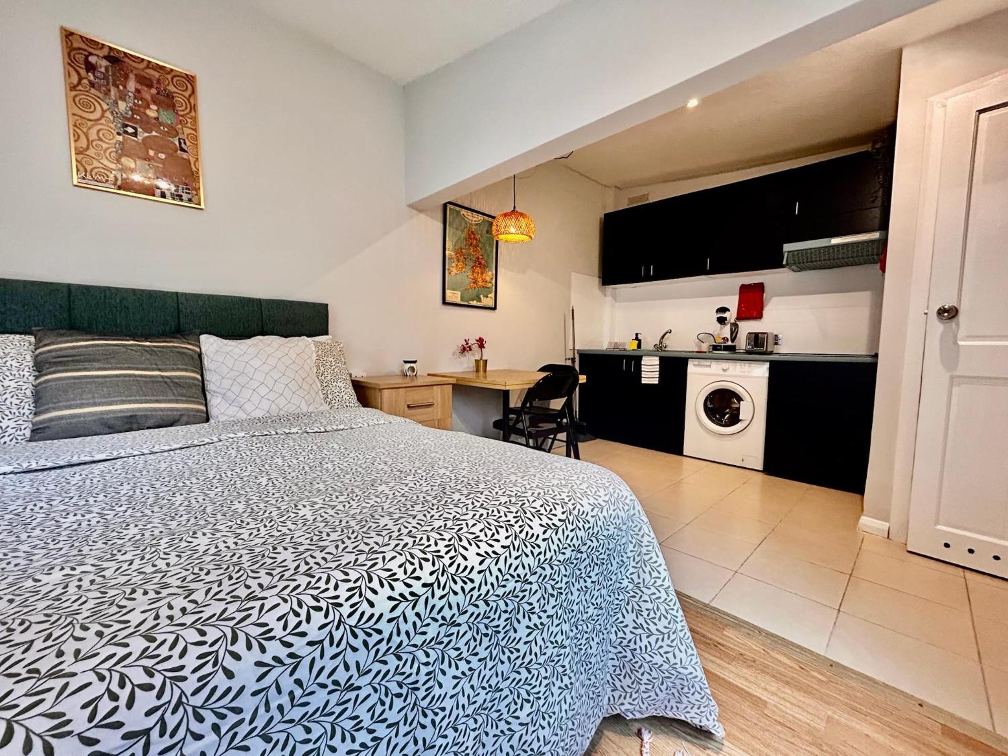 Acton Elizabeth Line Hotel Лондон Екстериор снимка