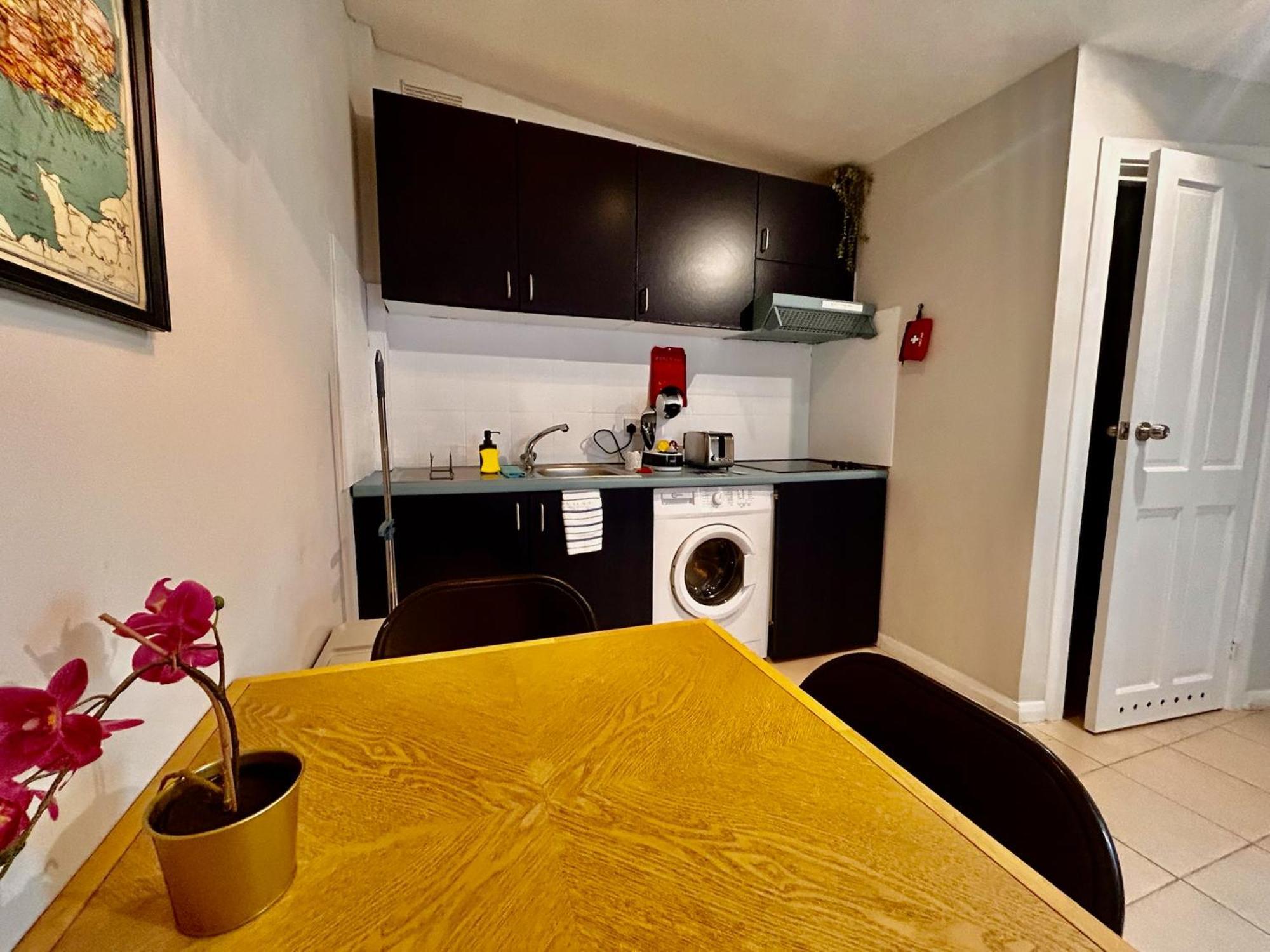 Acton Elizabeth Line Hotel Лондон Екстериор снимка