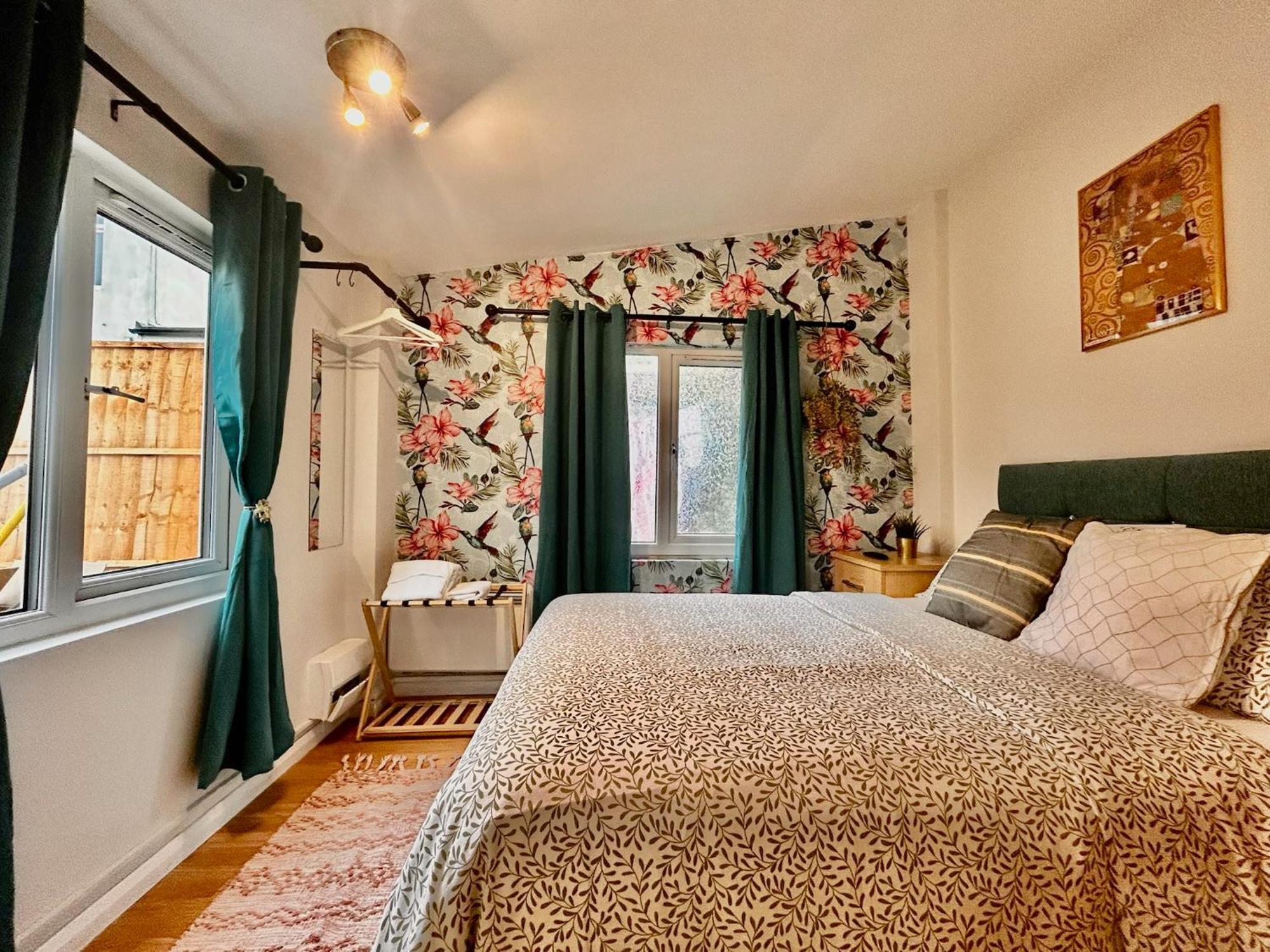 Acton Elizabeth Line Hotel Лондон Екстериор снимка