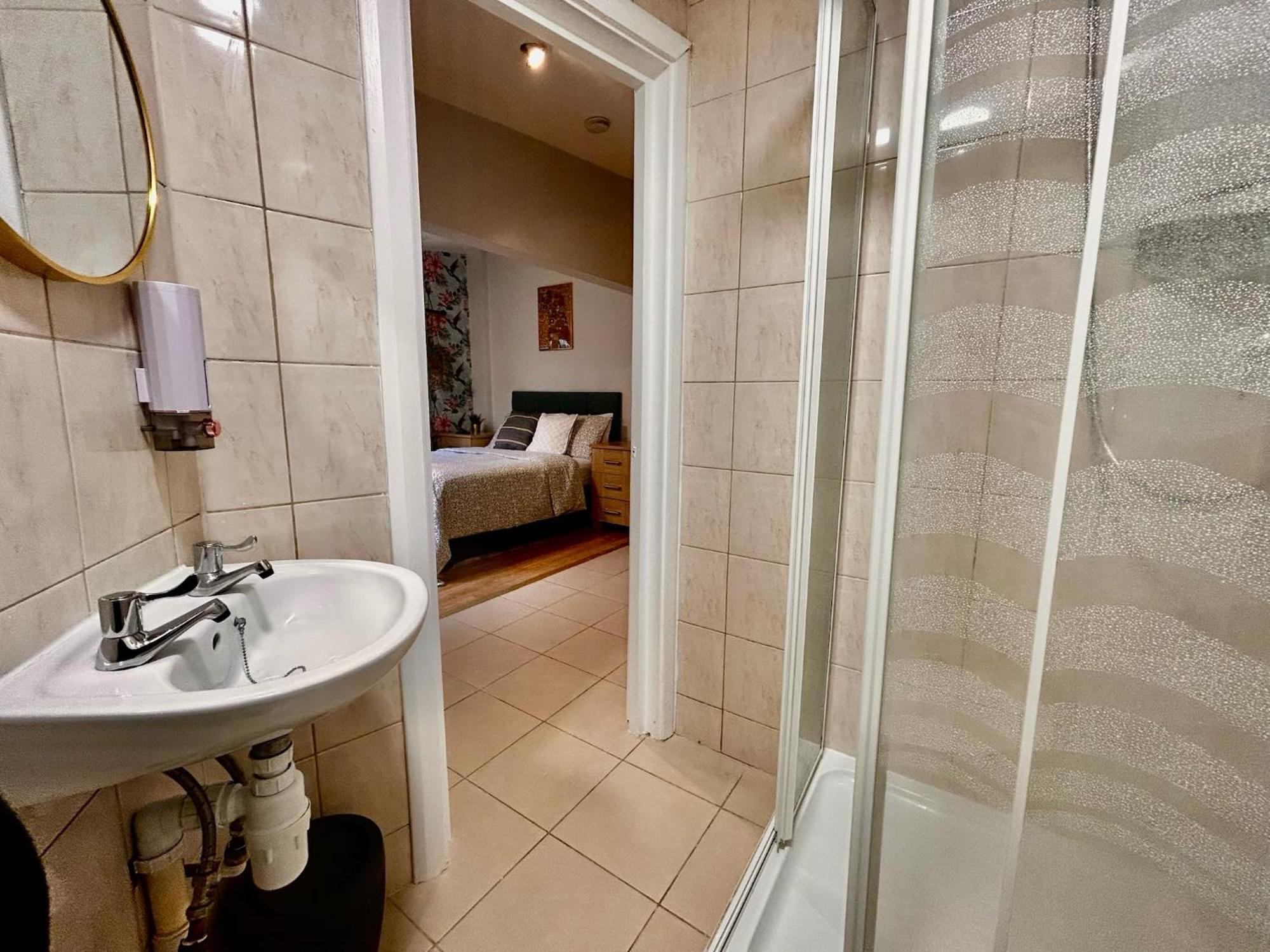 Acton Elizabeth Line Hotel Лондон Екстериор снимка