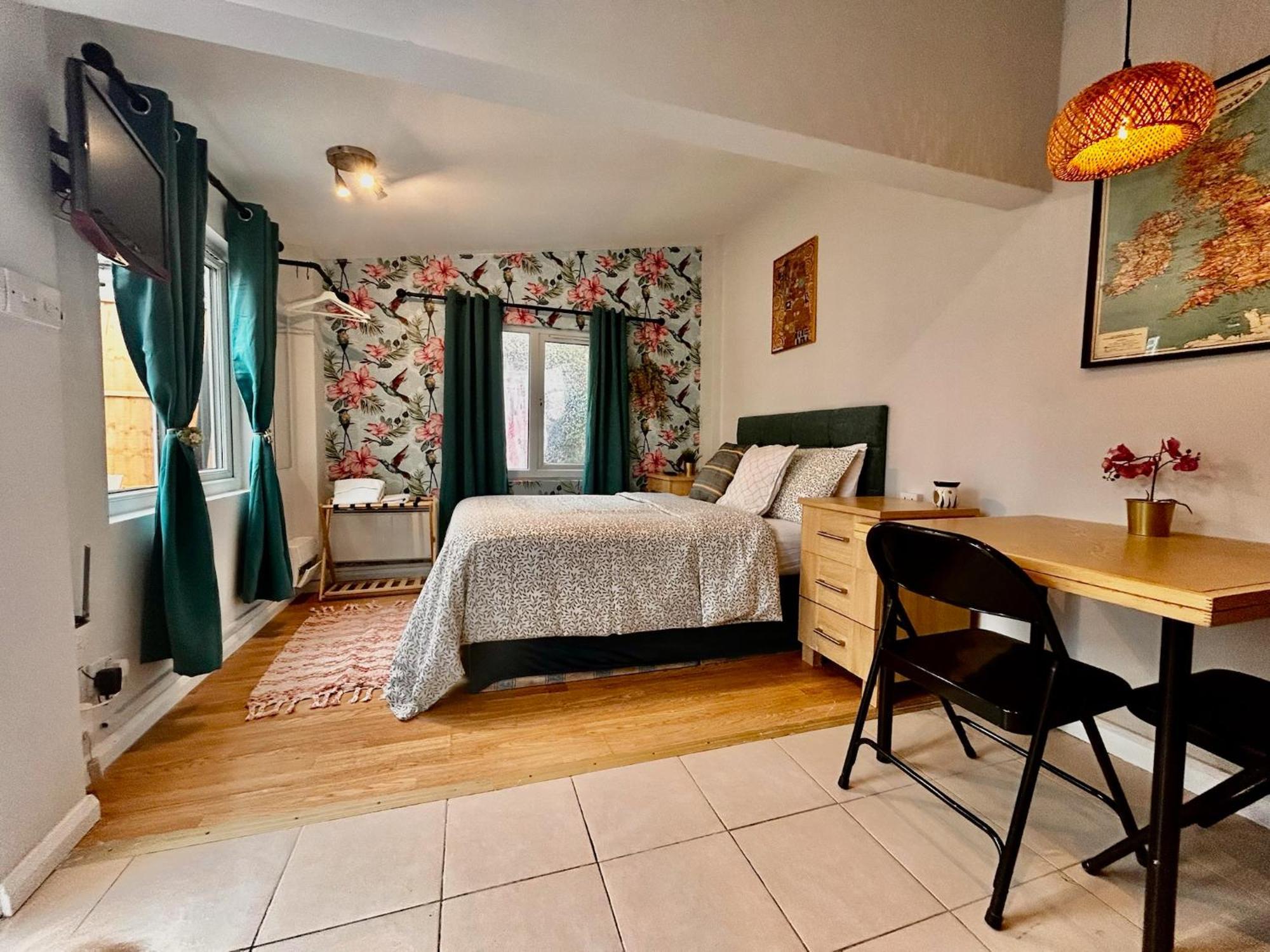 Acton Elizabeth Line Hotel Лондон Екстериор снимка
