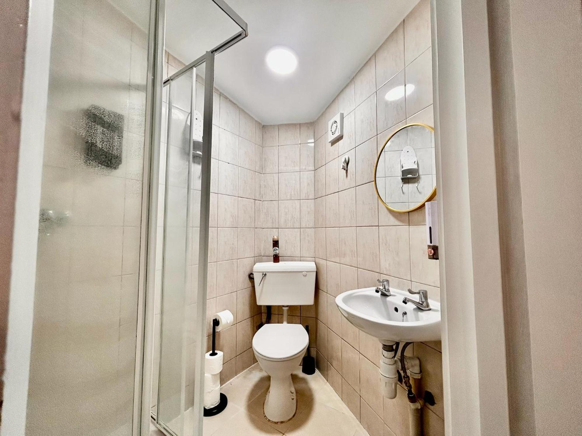 Acton Elizabeth Line Hotel Лондон Екстериор снимка